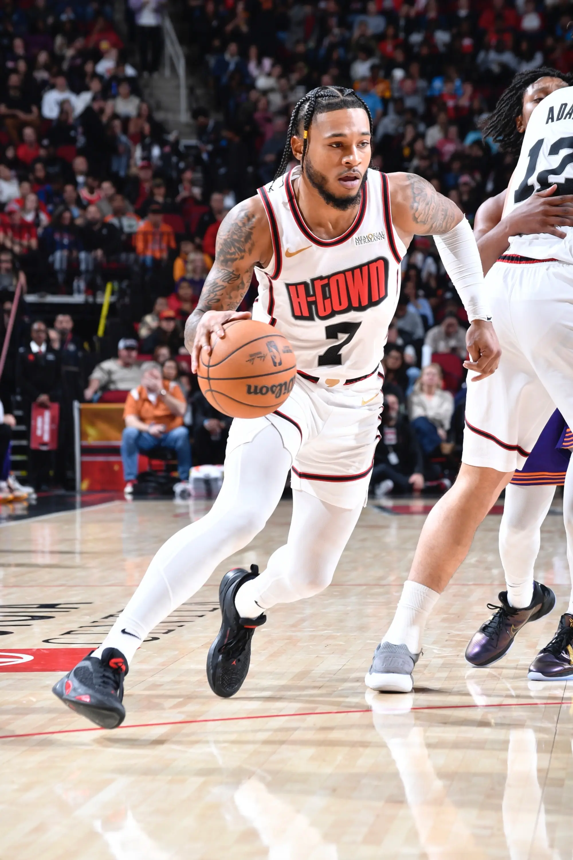 包含今晨俄克拉荷马雷霆备战英超，回应争议细节曝光，质疑声仍在，更衣室氛围转暖的词条